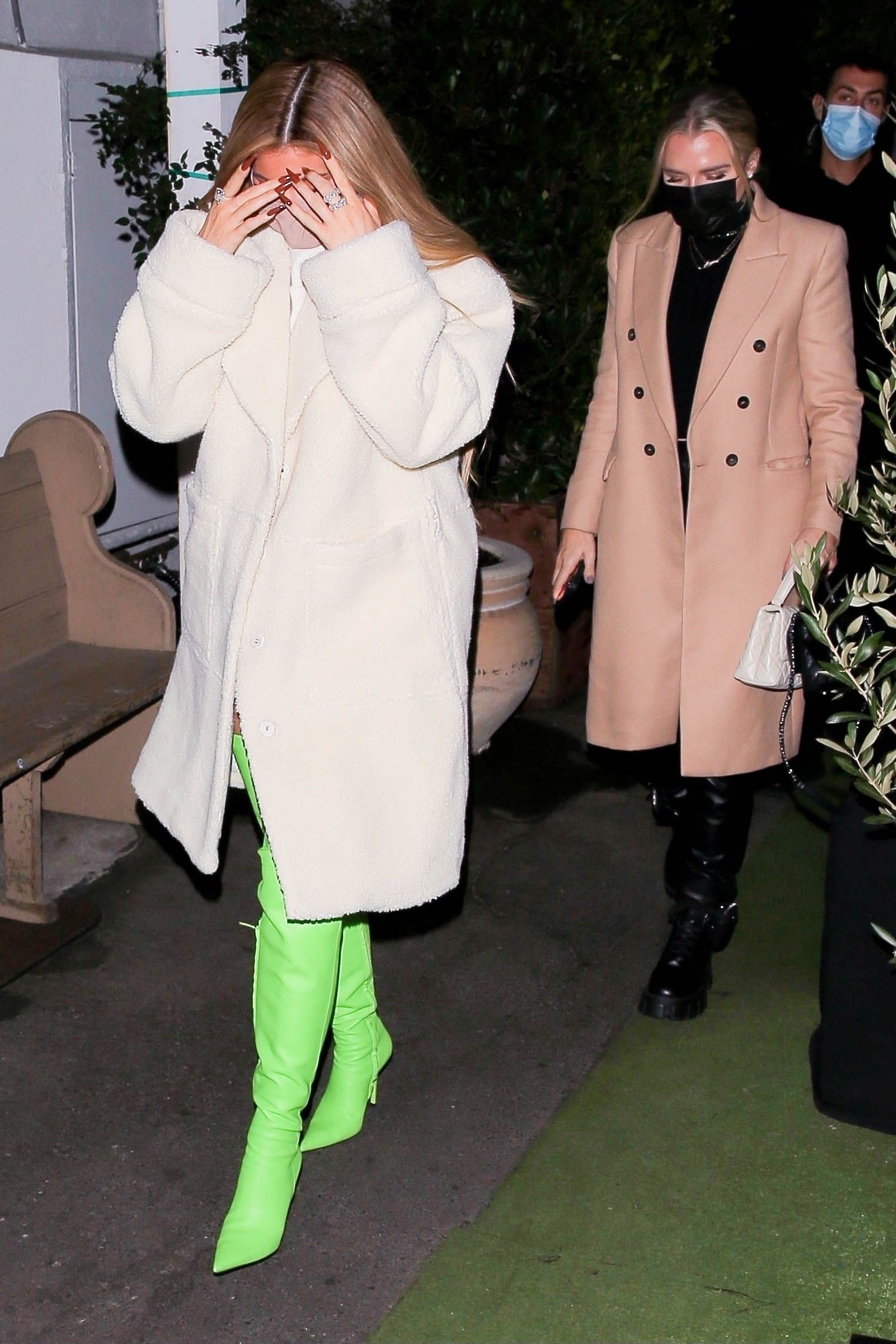 Access_Kardashian_001~0.jpg