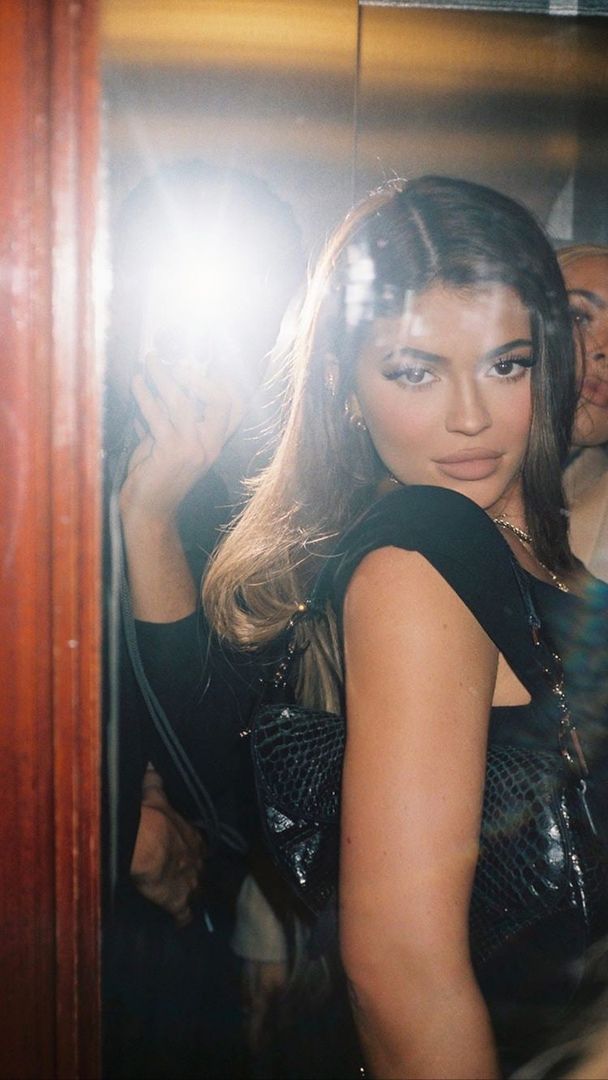 Access_Kardashian_001~2.jpg
