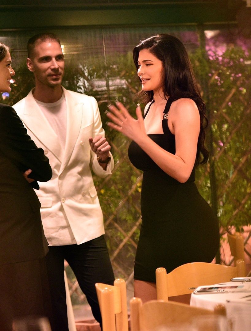 Access_Kardashian_003~0.jpg