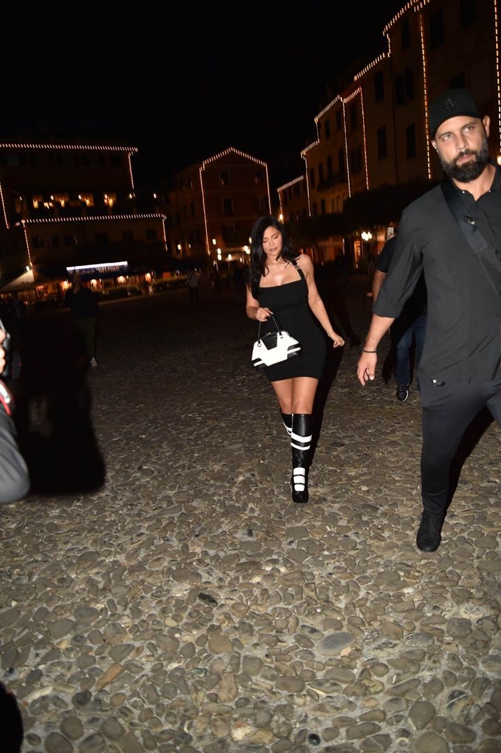 Access_Kardashian_011~0.jpg