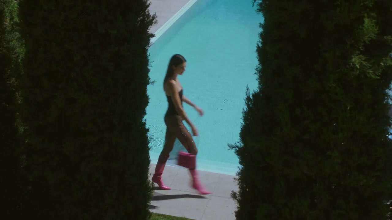 Autumn_22_starring_Kendall_Jenner_7C_Jimmy_Choo_WT3G_Gze_U_0200.jpg