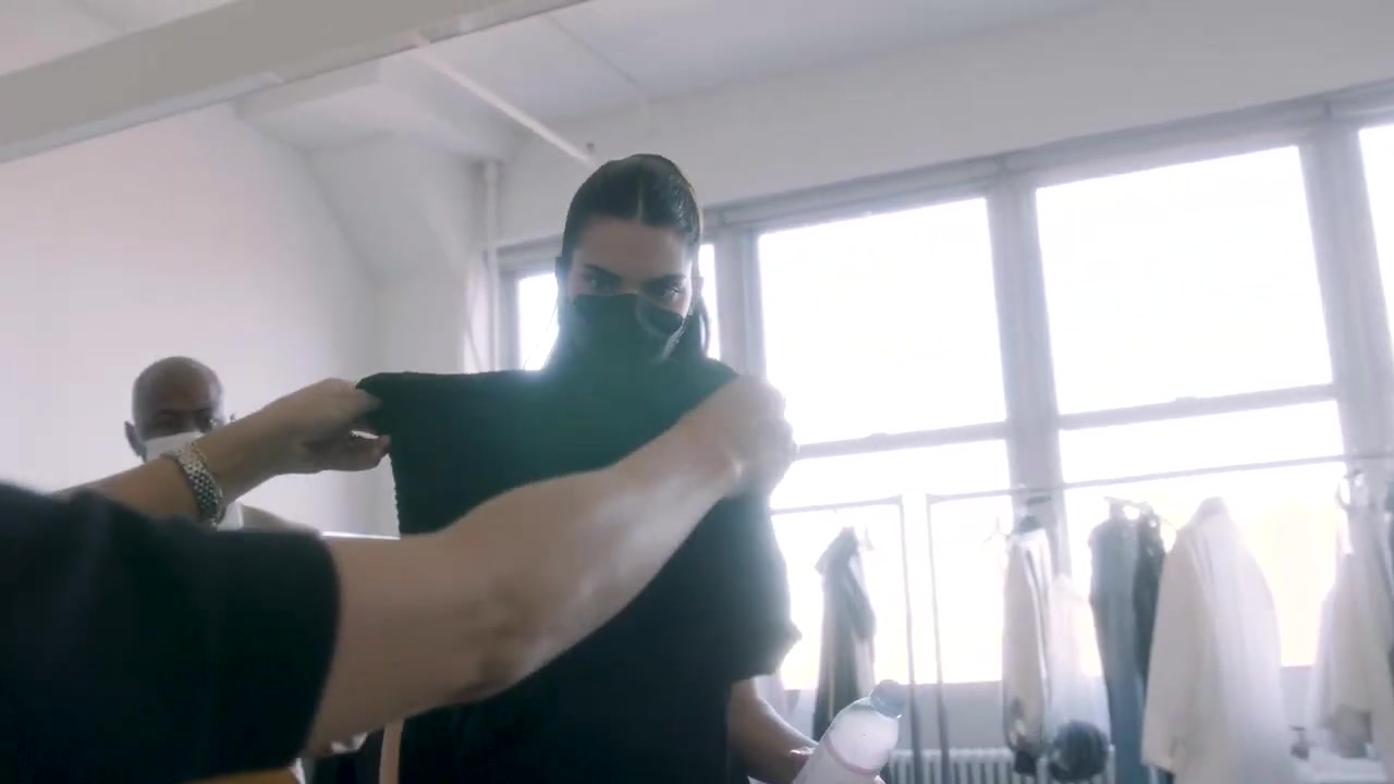 Kendall_Jenner_x_FWRD_Khaite_Showroom_Visit_7C_Behind_the_Scenes_0308.jpg