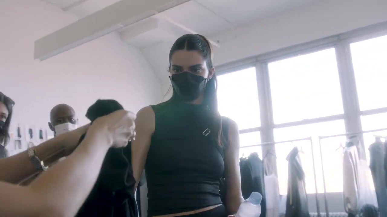 Kendall_Jenner_x_FWRD_Khaite_Showroom_Visit_7C_Behind_the_Scenes_0316.jpg