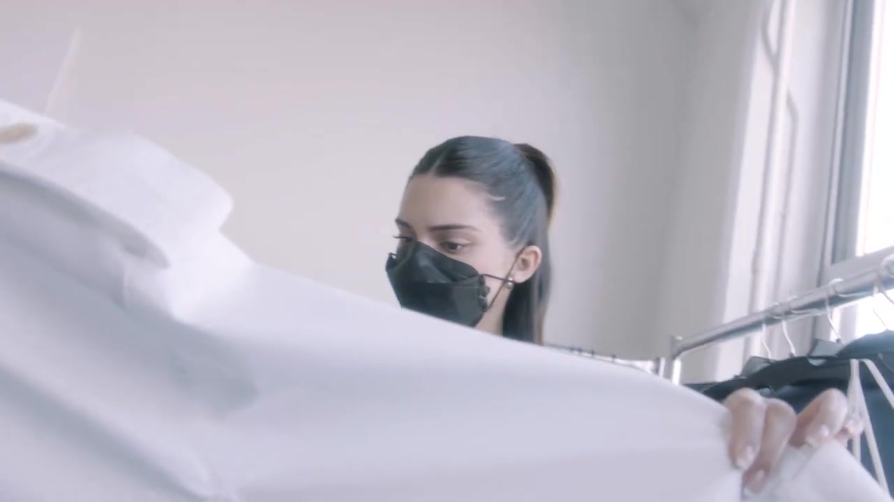 Kendall_Jenner_x_FWRD_Khaite_Showroom_Visit_7C_Behind_the_Scenes_0411.jpg