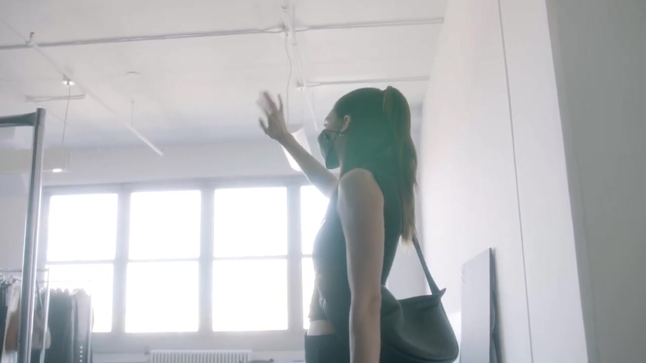 Kendall_Jenner_x_FWRD_Khaite_Showroom_Visit_7C_Behind_the_Scenes_1407.jpg