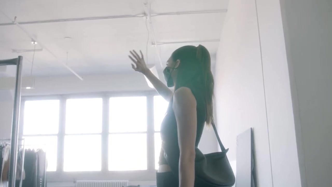 Kendall_Jenner_x_FWRD_Khaite_Showroom_Visit_7C_Behind_the_Scenes_1408.jpg