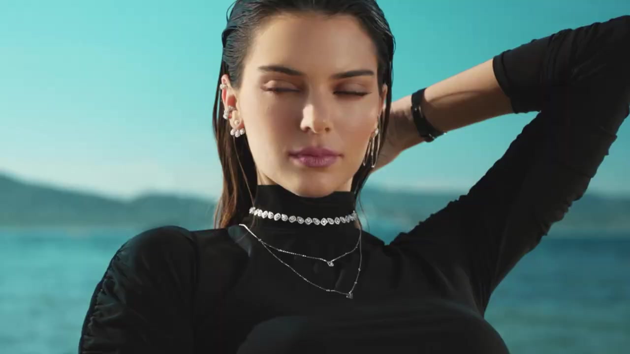 Kendall_Jenner_-_Move_Classic_Collection_5Bd5CKPGcYOrc5D_054.jpg