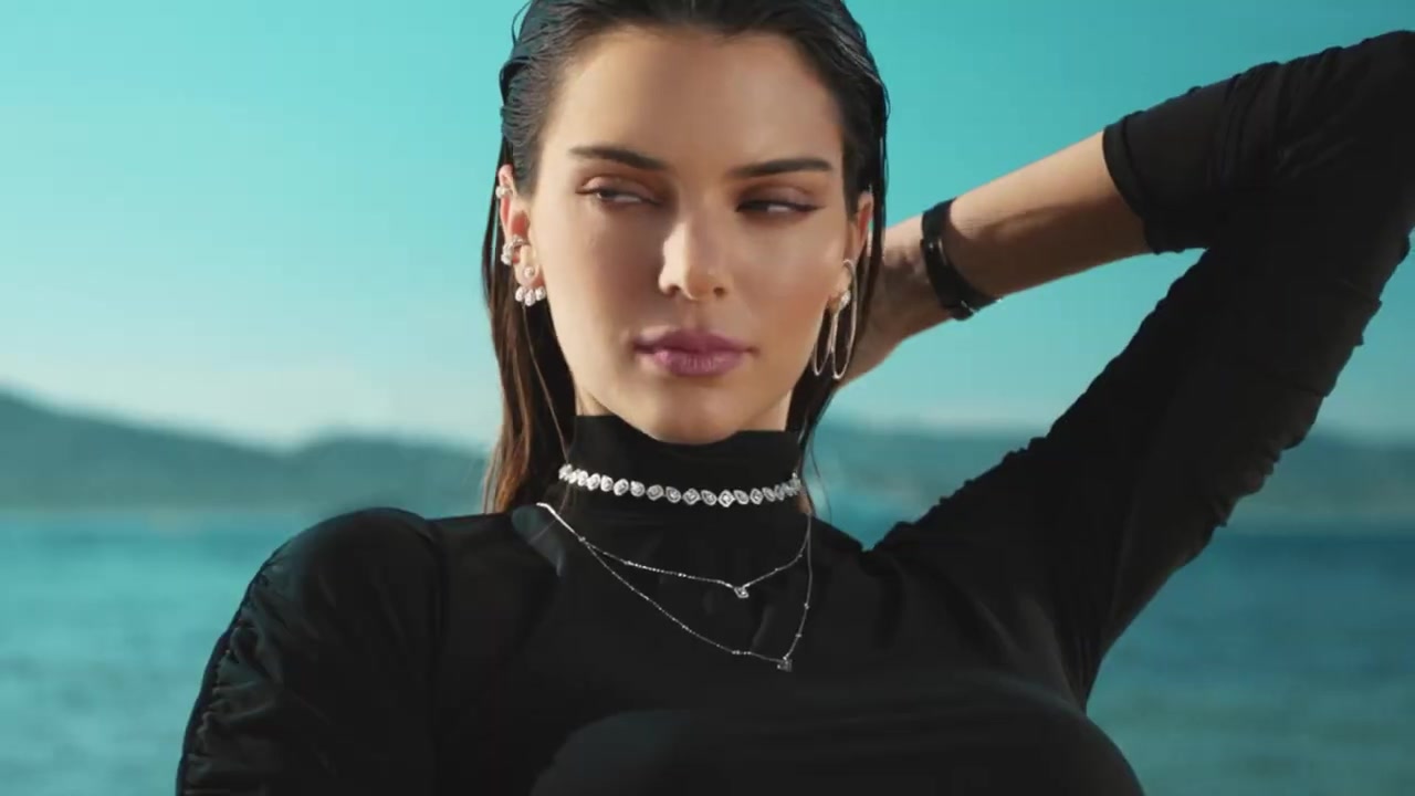 Kendall_Jenner_-_Move_Classic_Collection_5Bd5CKPGcYOrc5D_061.jpg