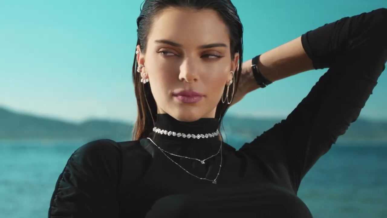 Kendall_Jenner_-_Move_Classic_Collection_5Bd5CKPGcYOrc5D_064.jpg