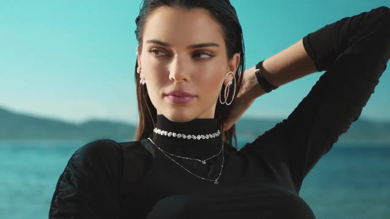 Kendall_Jenner_-_Move_Classic_Collection_5Bd5CKPGcYOrc5D_065.jpg