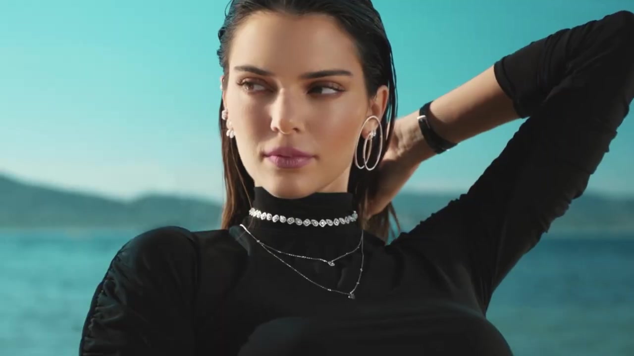 Kendall_Jenner_-_Move_Classic_Collection_5Bd5CKPGcYOrc5D_070.jpg