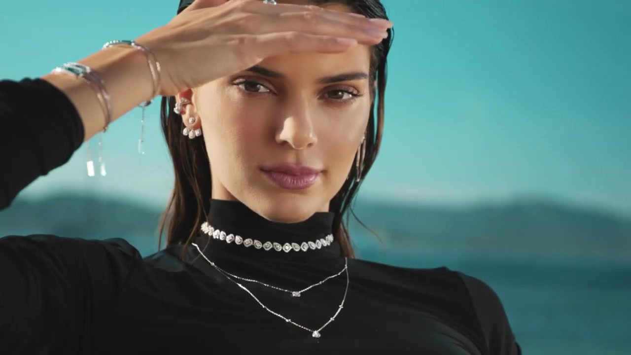 Kendall_Jenner_-_Move_Classic_Collection_5Bd5CKPGcYOrc5D_130.jpg