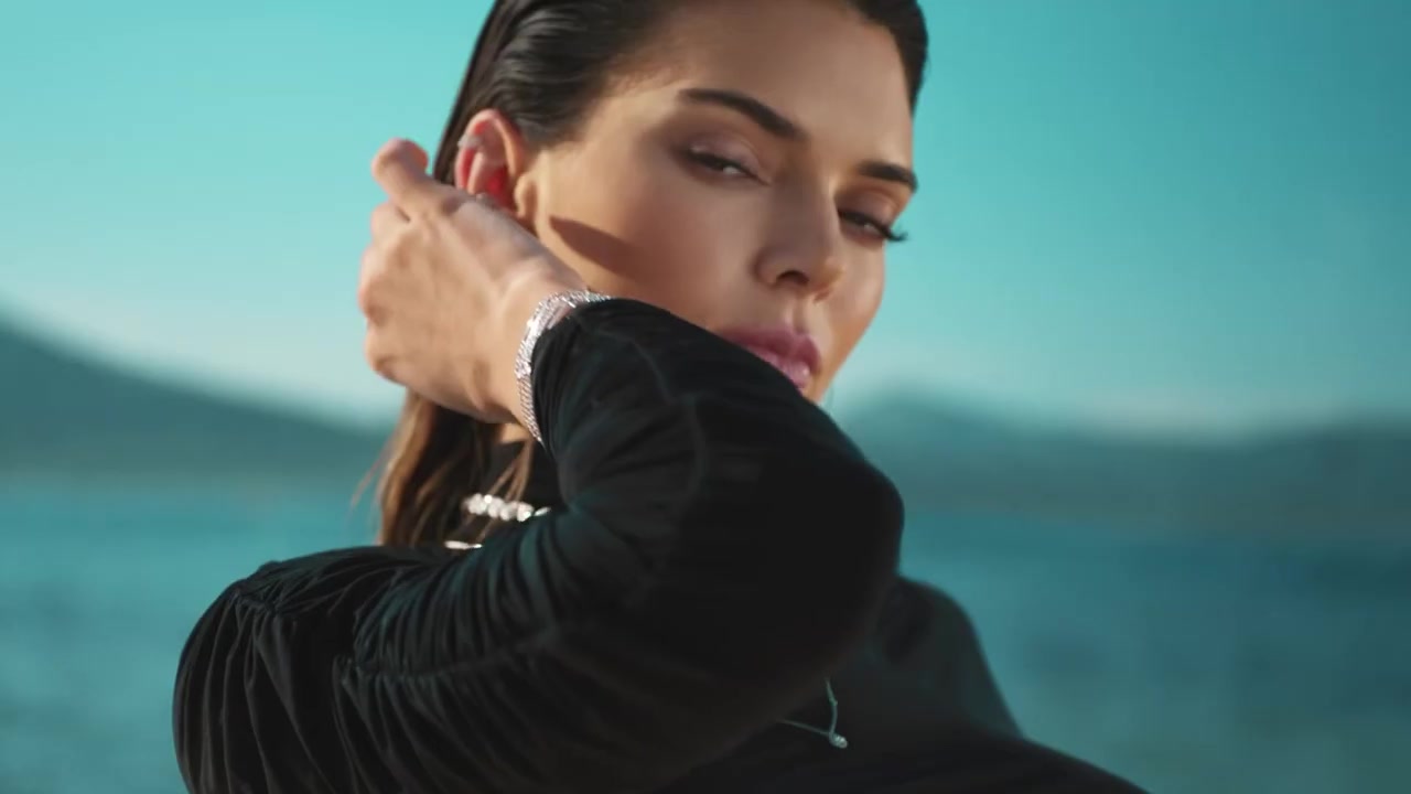Kendall_Jenner_-_Move_Classic_Collection_5Bd5CKPGcYOrc5D_194.jpg