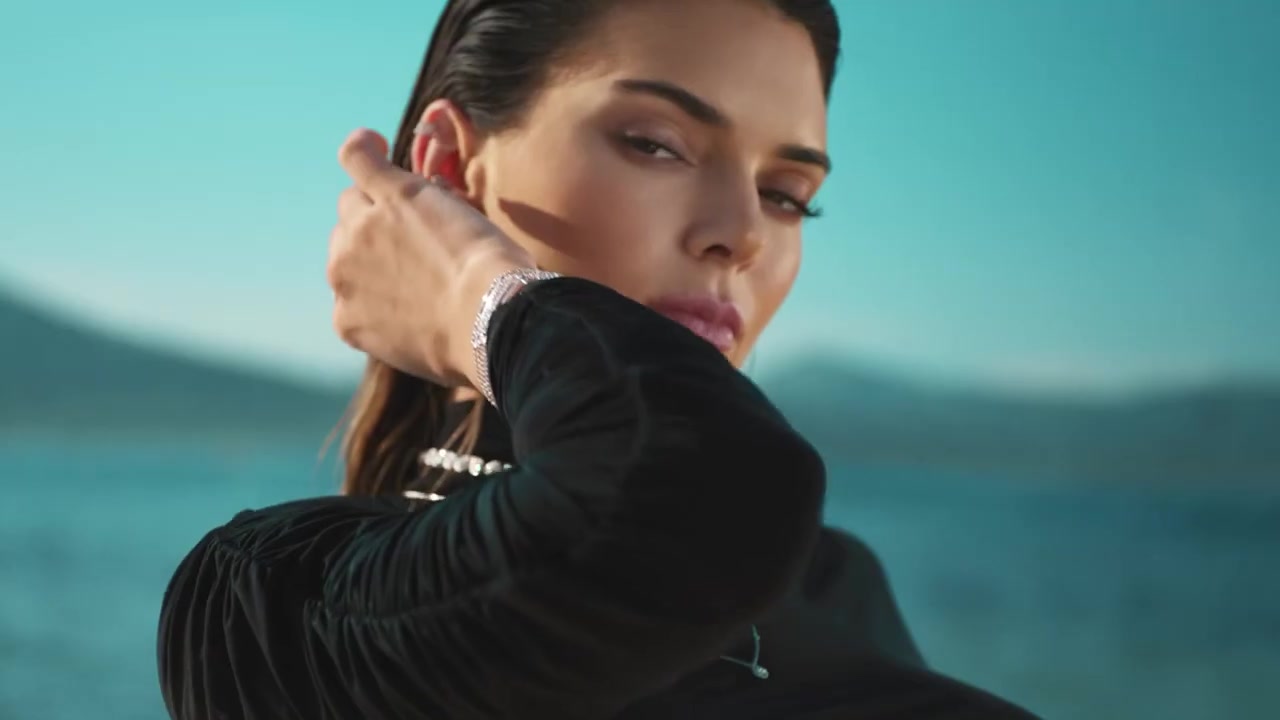 Kendall_Jenner_-_Move_Classic_Collection_5Bd5CKPGcYOrc5D_195.jpg