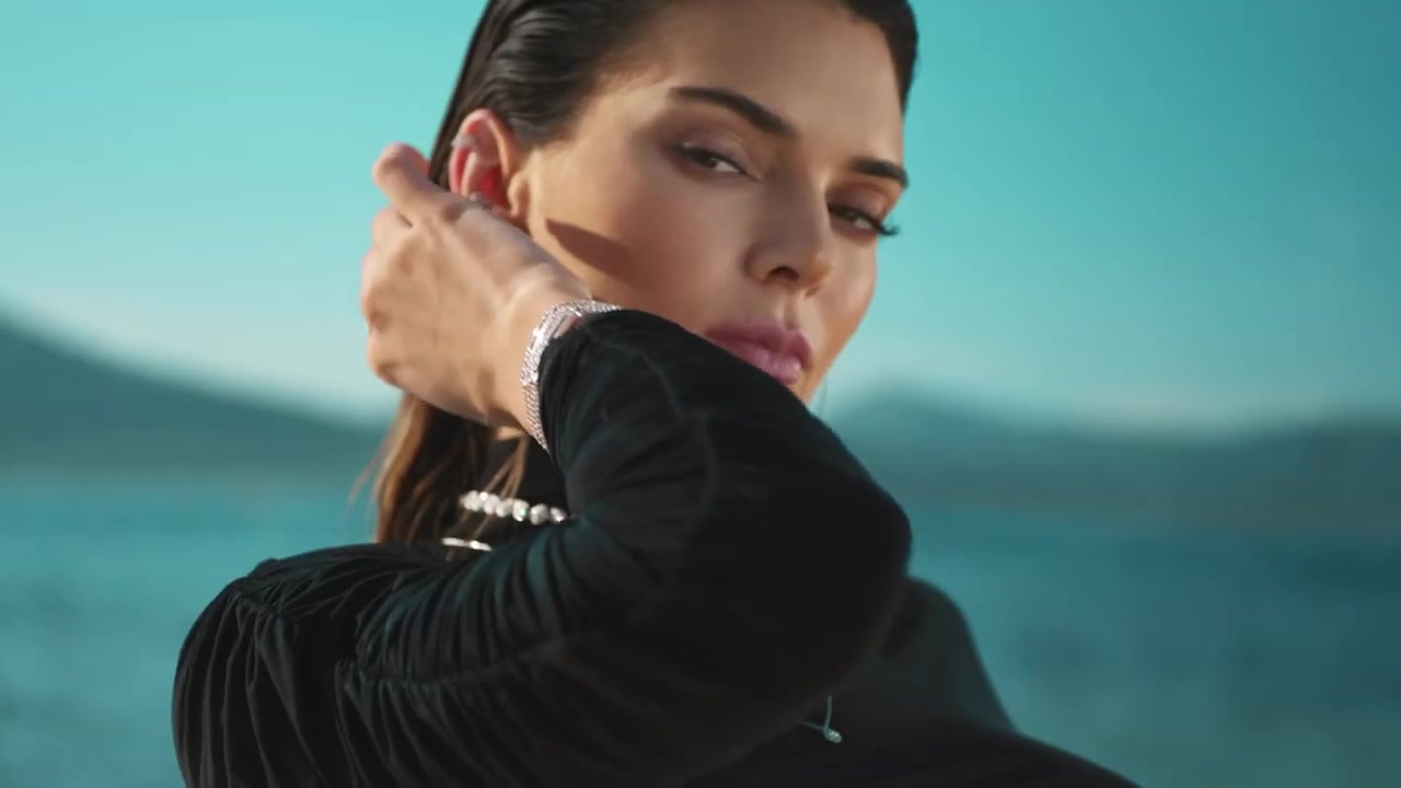 Kendall_Jenner_-_Move_Classic_Collection_5Bd5CKPGcYOrc5D_196.jpg