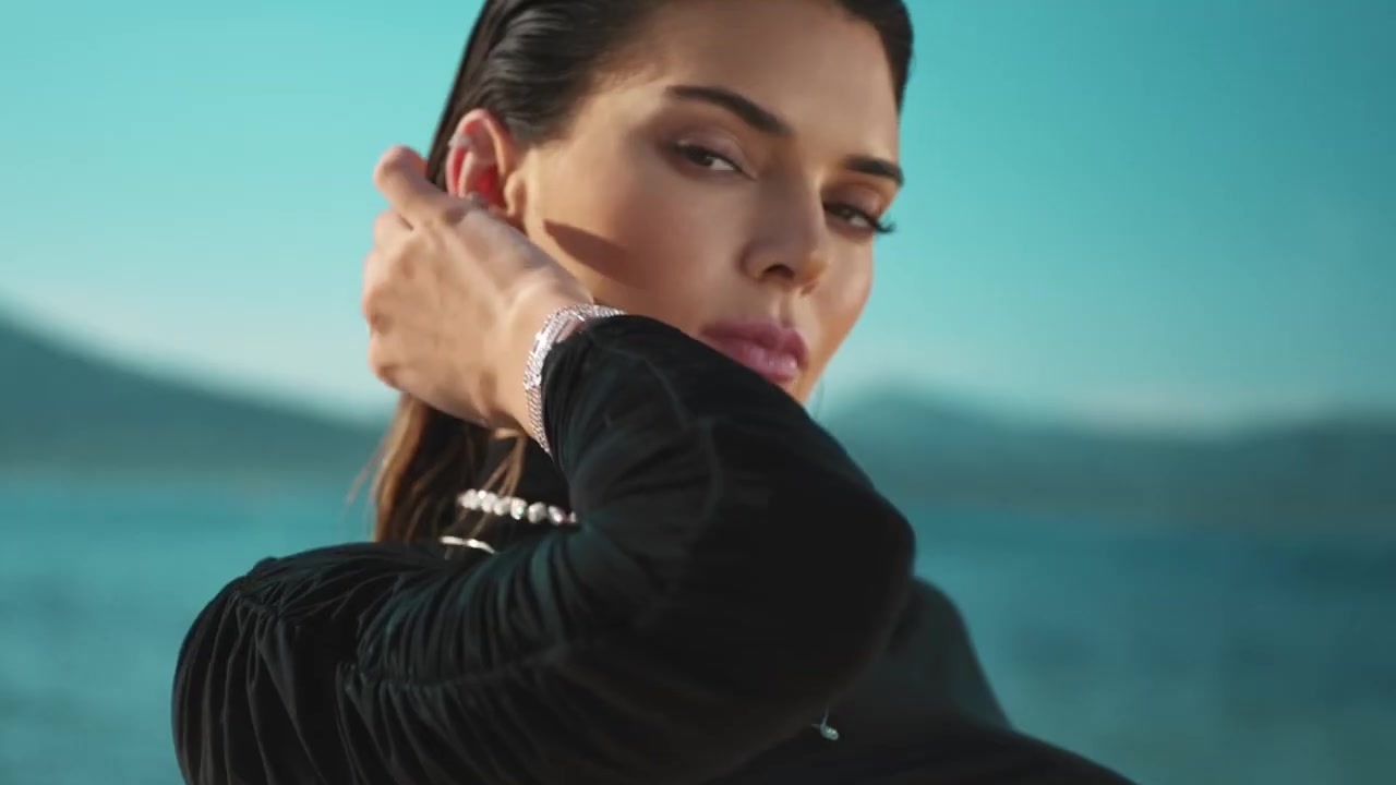 Kendall_Jenner_-_Move_Classic_Collection_5Bd5CKPGcYOrc5D_197.jpg
