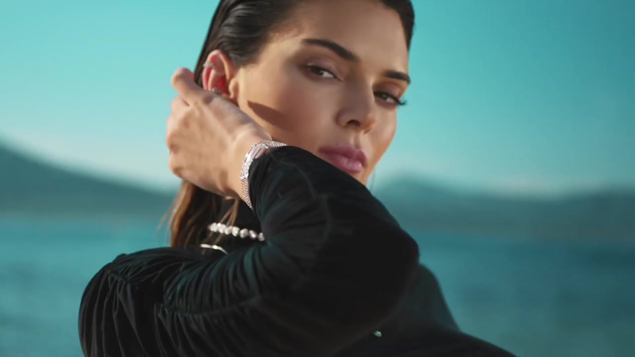 Kendall_Jenner_-_Move_Classic_Collection_5Bd5CKPGcYOrc5D_198.jpg