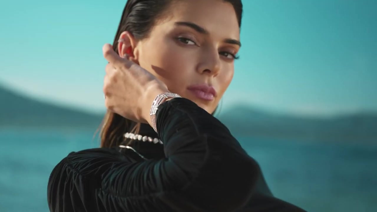 Kendall_Jenner_-_Move_Classic_Collection_5Bd5CKPGcYOrc5D_208.jpg
