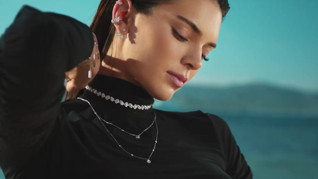 Kendall_Jenner_-_Move_Classic_Collection_5Bd5CKPGcYOrc5D_239.jpg