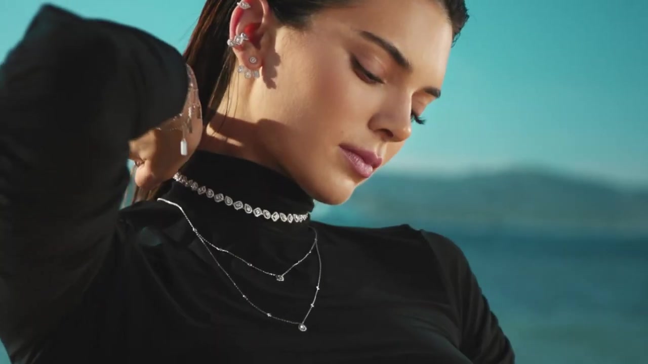 Kendall_Jenner_-_Move_Classic_Collection_5Bd5CKPGcYOrc5D_240.jpg