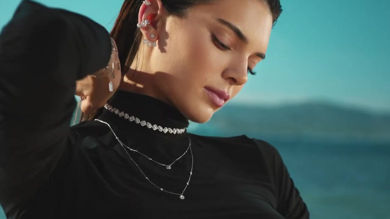 Kendall_Jenner_-_Move_Classic_Collection_5Bd5CKPGcYOrc5D_244.jpg
