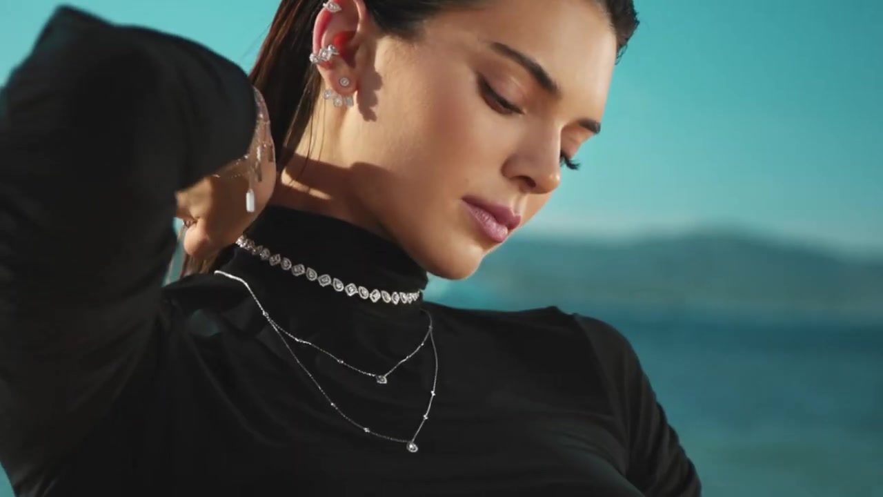 Kendall_Jenner_-_Move_Classic_Collection_5Bd5CKPGcYOrc5D_245.jpg