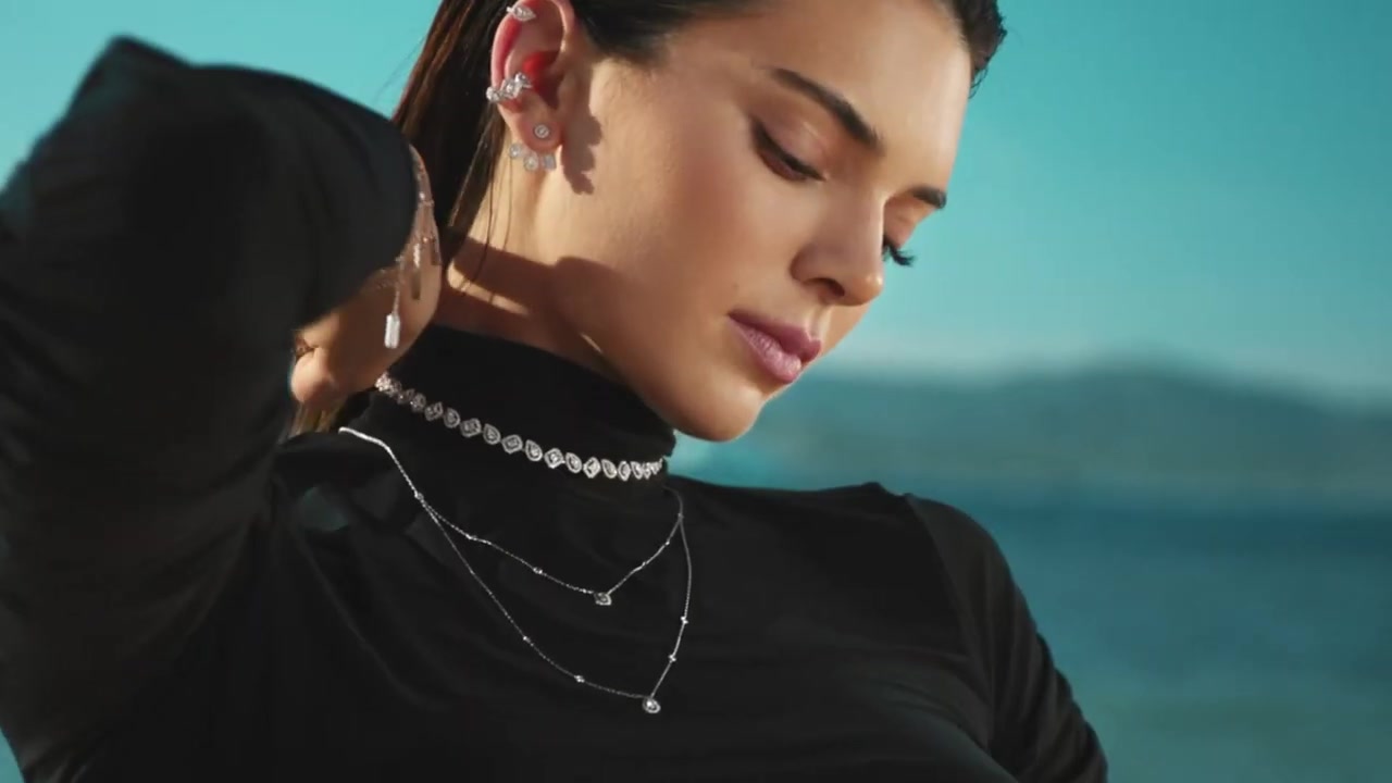 Kendall_Jenner_-_Move_Classic_Collection_5Bd5CKPGcYOrc5D_247.jpg