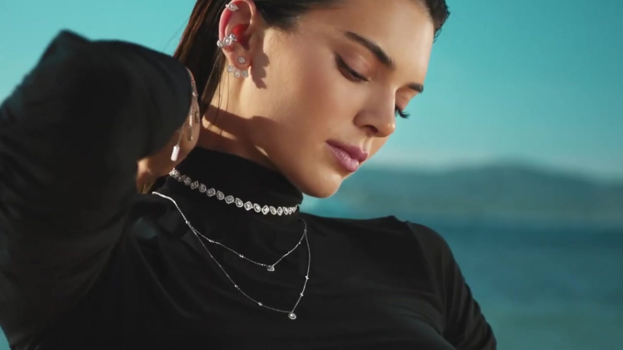 Kendall_Jenner_-_Move_Classic_Collection_5Bd5CKPGcYOrc5D_250.jpg
