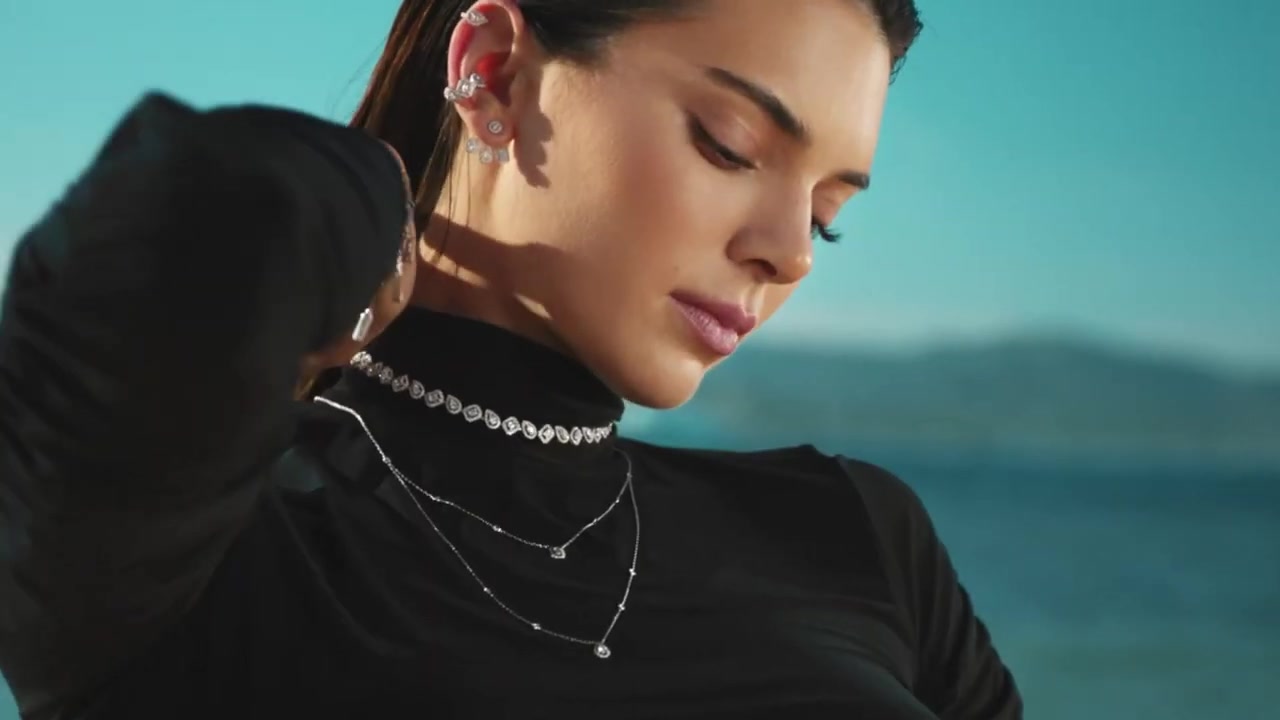 Kendall_Jenner_-_Move_Classic_Collection_5Bd5CKPGcYOrc5D_252.jpg