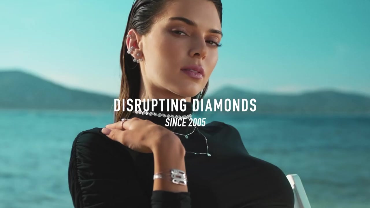 Kendall_Jenner_-_Move_Classic_Collection_5Bd5CKPGcYOrc5D_265.jpg
