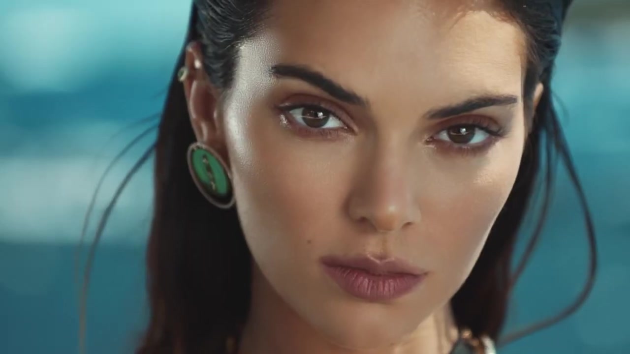 Kendall_Jenner_-_Lucky_Move_Collection_5BrXSvacGwsT45D_059.jpg