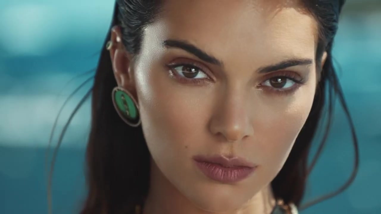 Kendall_Jenner_-_Lucky_Move_Collection_5BrXSvacGwsT45D_062.jpg