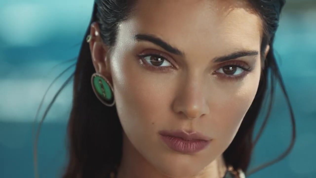 Kendall_Jenner_-_Lucky_Move_Collection_5BrXSvacGwsT45D_065.jpg