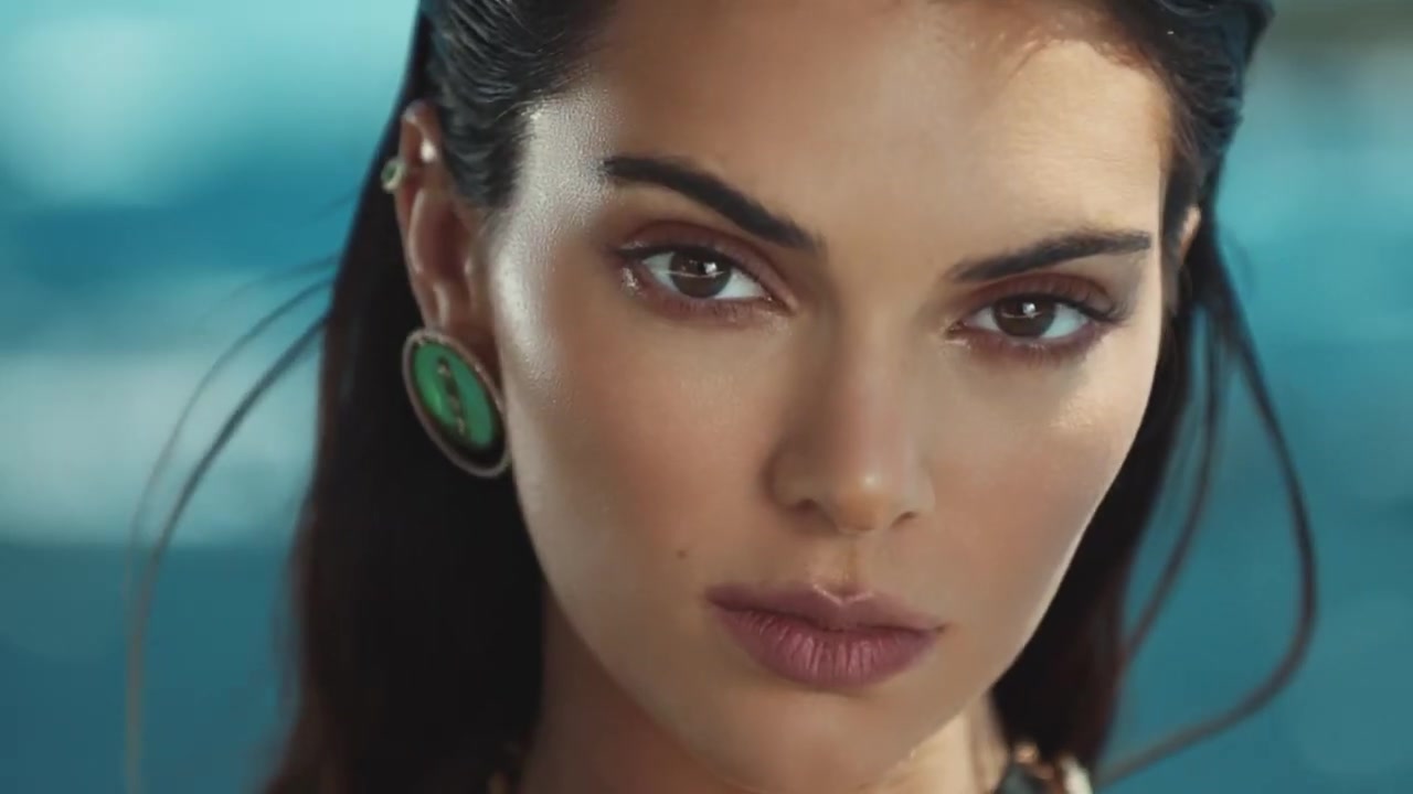Kendall_Jenner_-_Lucky_Move_Collection_5BrXSvacGwsT45D_068.jpg