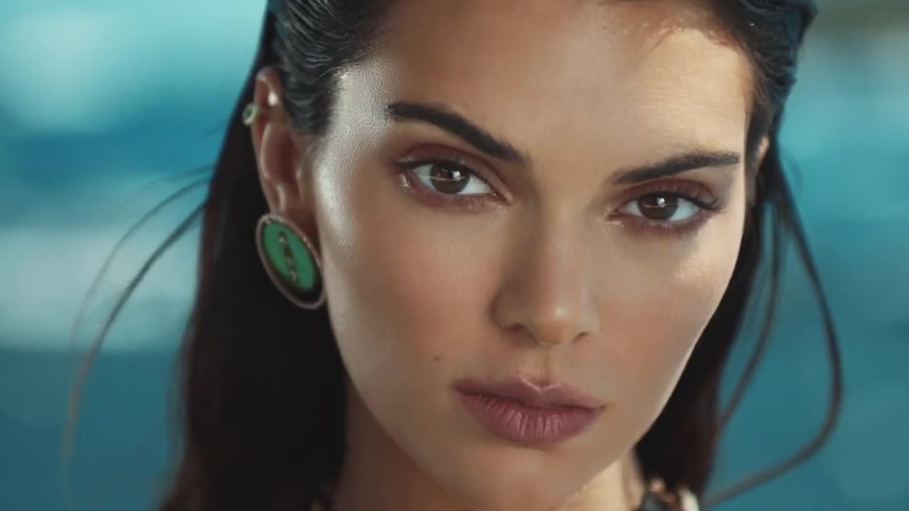 Kendall_Jenner_-_Lucky_Move_Collection_5BrXSvacGwsT45D_070.jpg