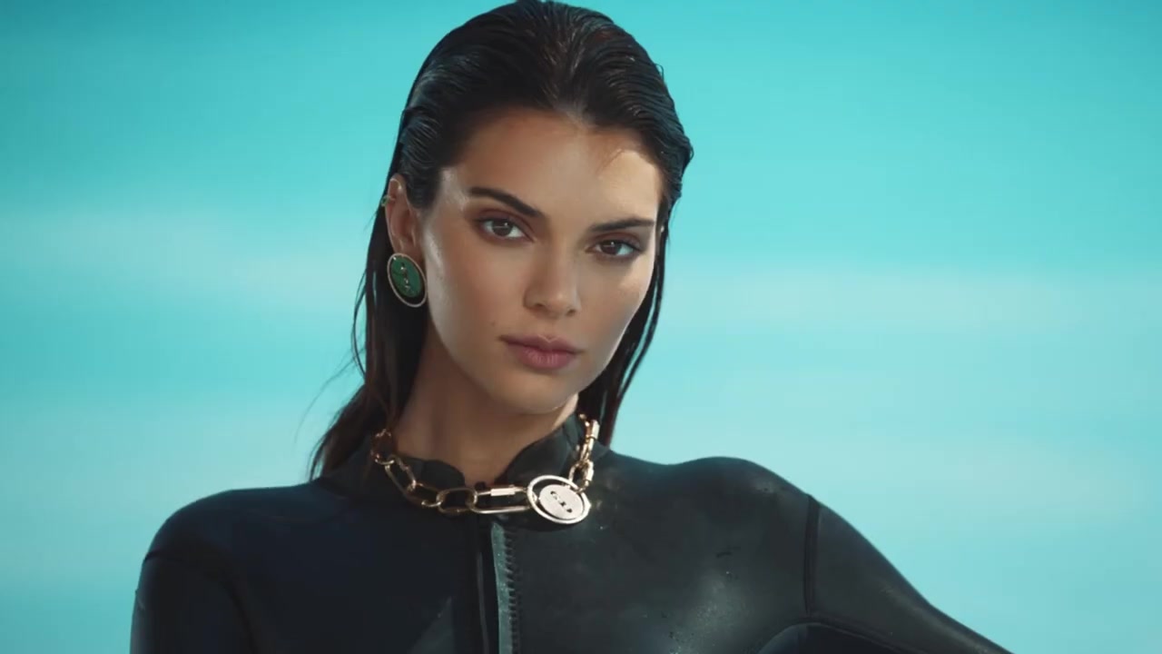 Kendall_Jenner_-_Lucky_Move_Collection_5BrXSvacGwsT45D_091.jpg