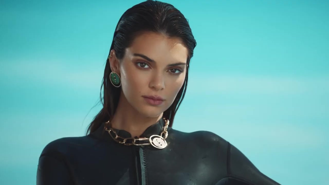 Kendall_Jenner_-_Lucky_Move_Collection_5BrXSvacGwsT45D_094.jpg