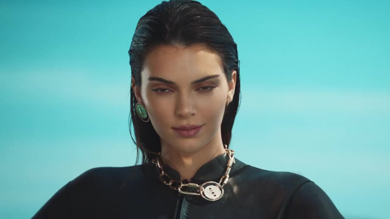 Kendall_Jenner_-_Lucky_Move_Collection_5BrXSvacGwsT45D_230.jpg