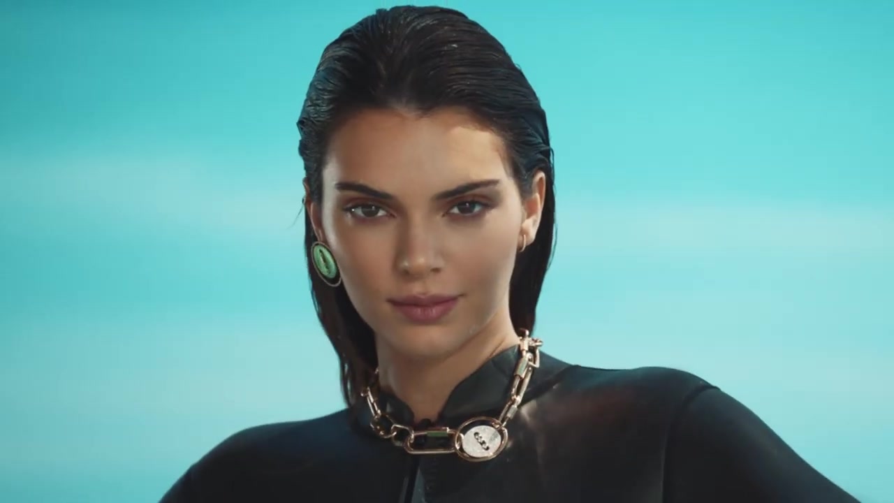 Kendall_Jenner_-_Lucky_Move_Collection_5BrXSvacGwsT45D_250.jpg