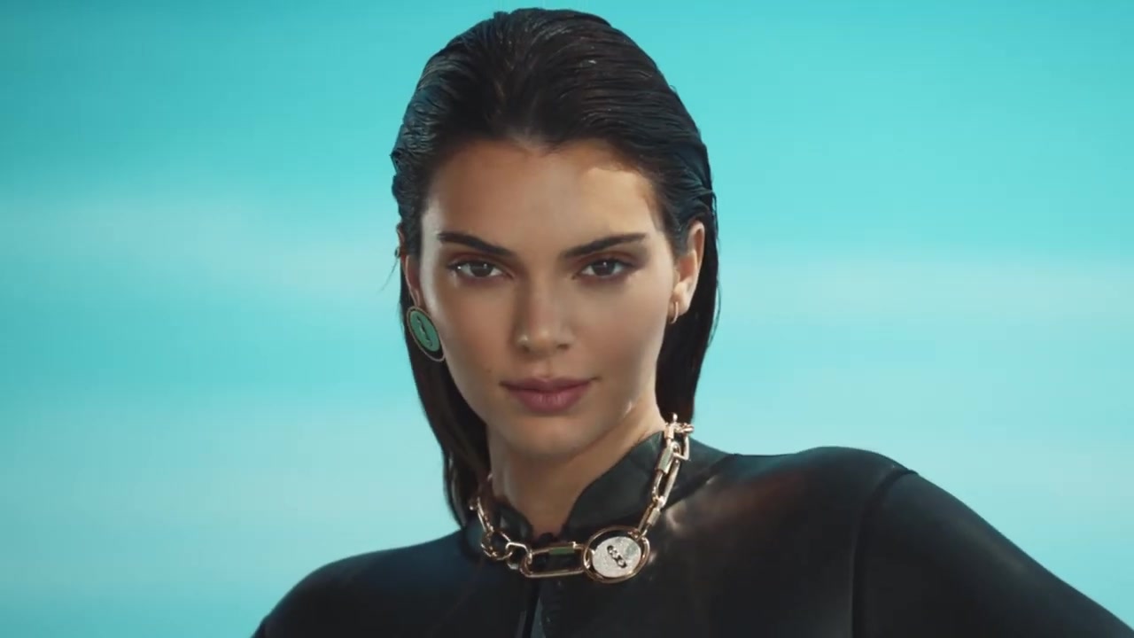 Kendall_Jenner_-_Lucky_Move_Collection_5BrXSvacGwsT45D_261.jpg