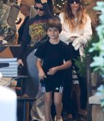 Access_Kardashian_001.jpg