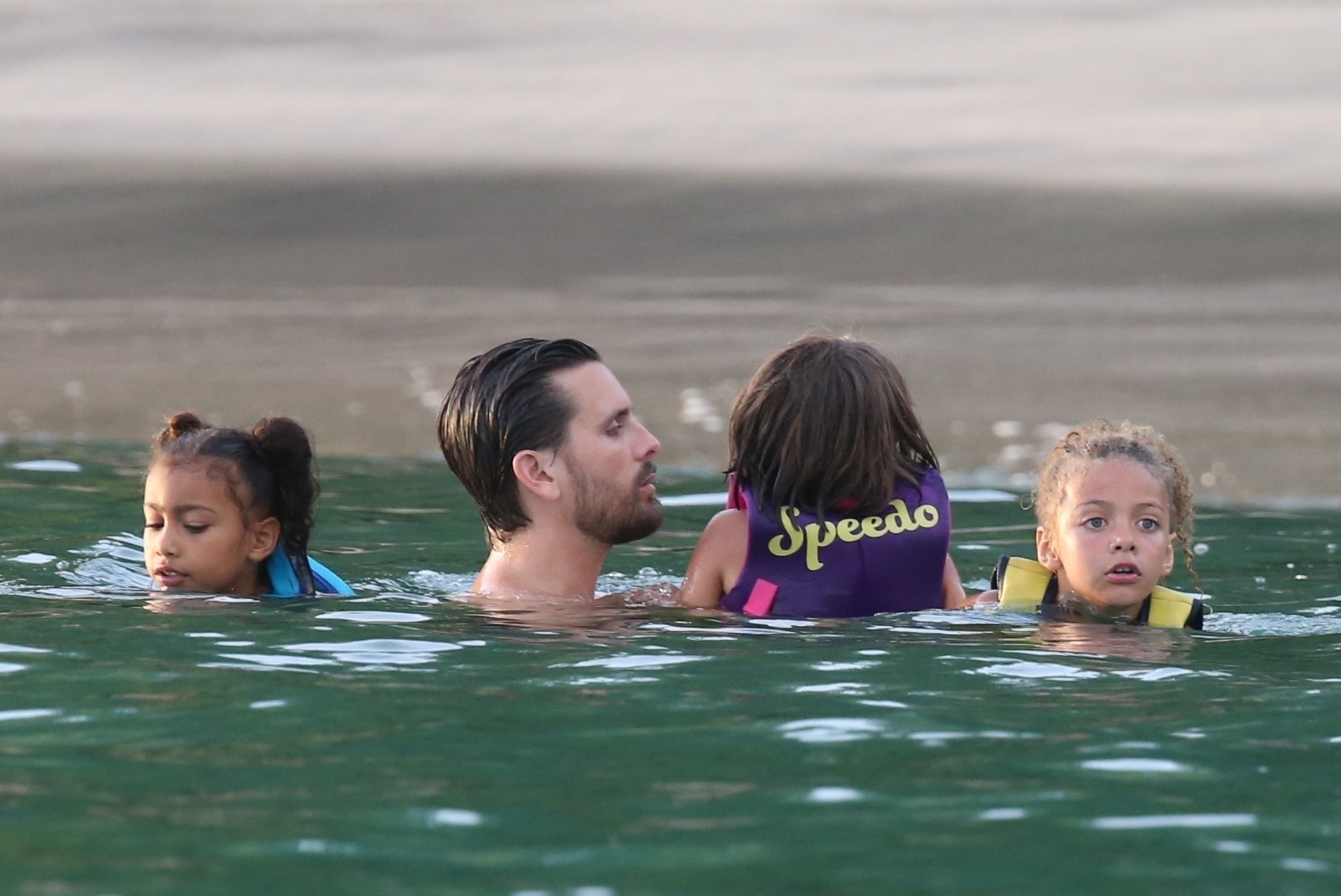 Access_Kardashian_09.jpg