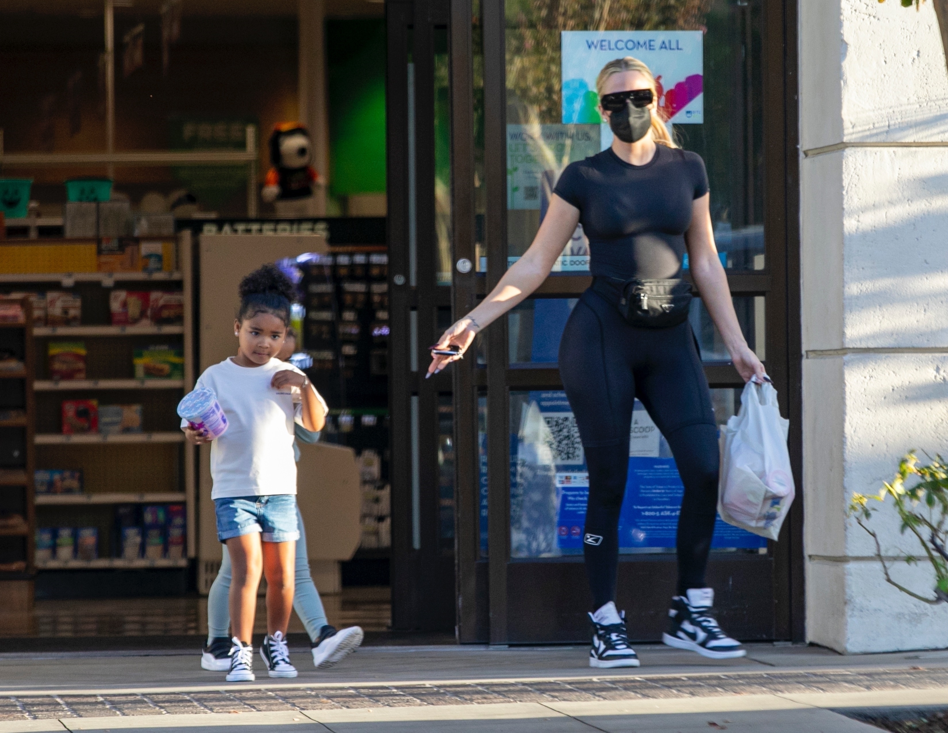 Access_Kardashian_08.jpg