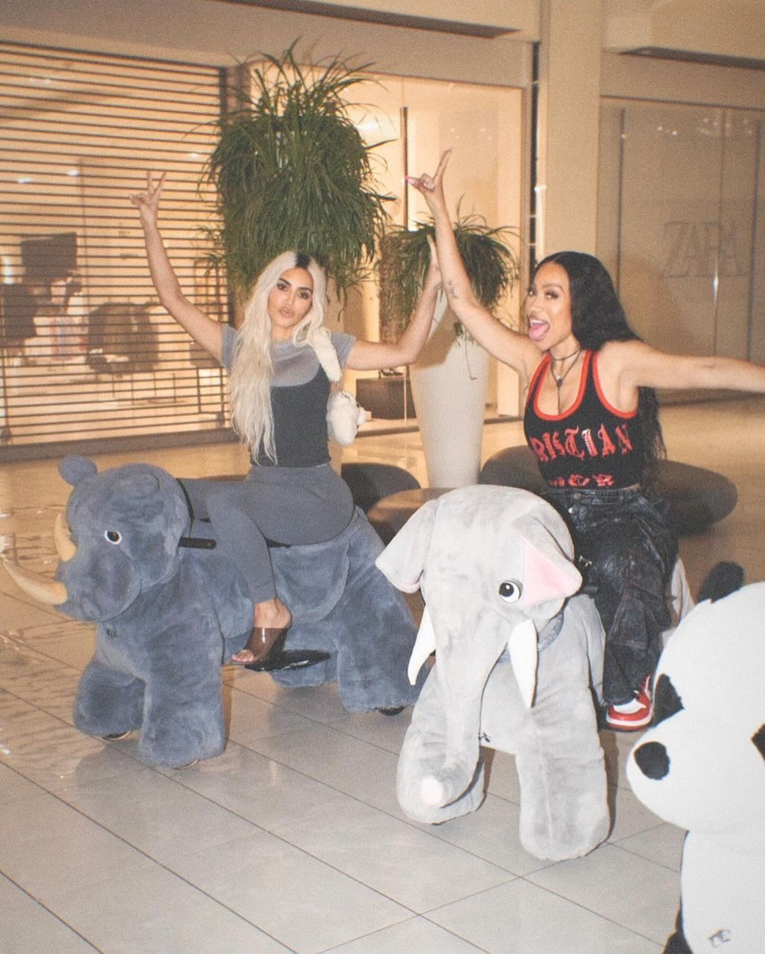 Access_Kardashian_1~0.jpg