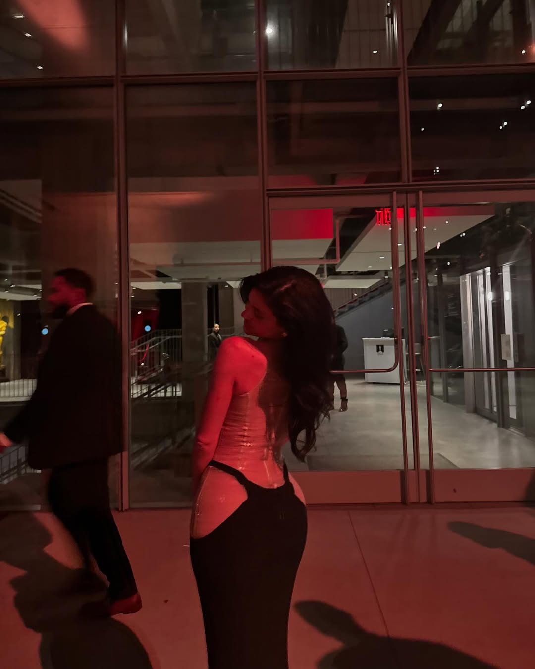 Access_Kardashian_11~2.jpg