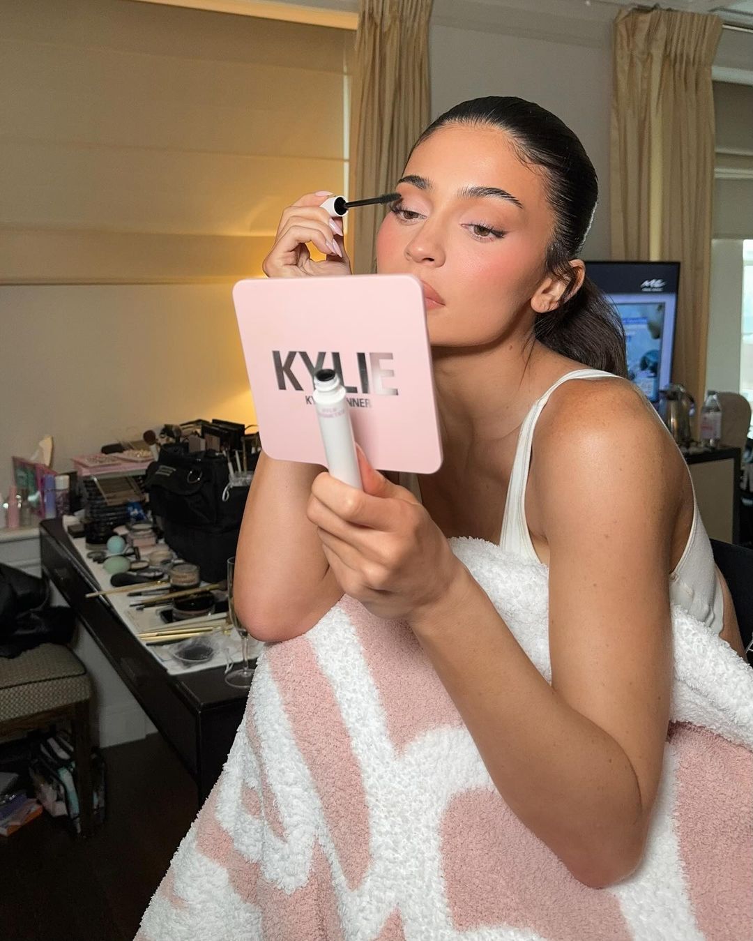 Access_Kardashian_1~1.jpg