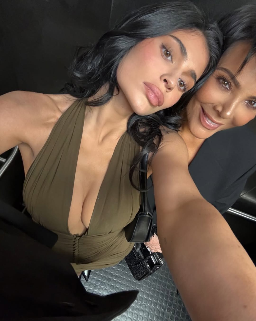 Access_Kardashian_1~4.jpg