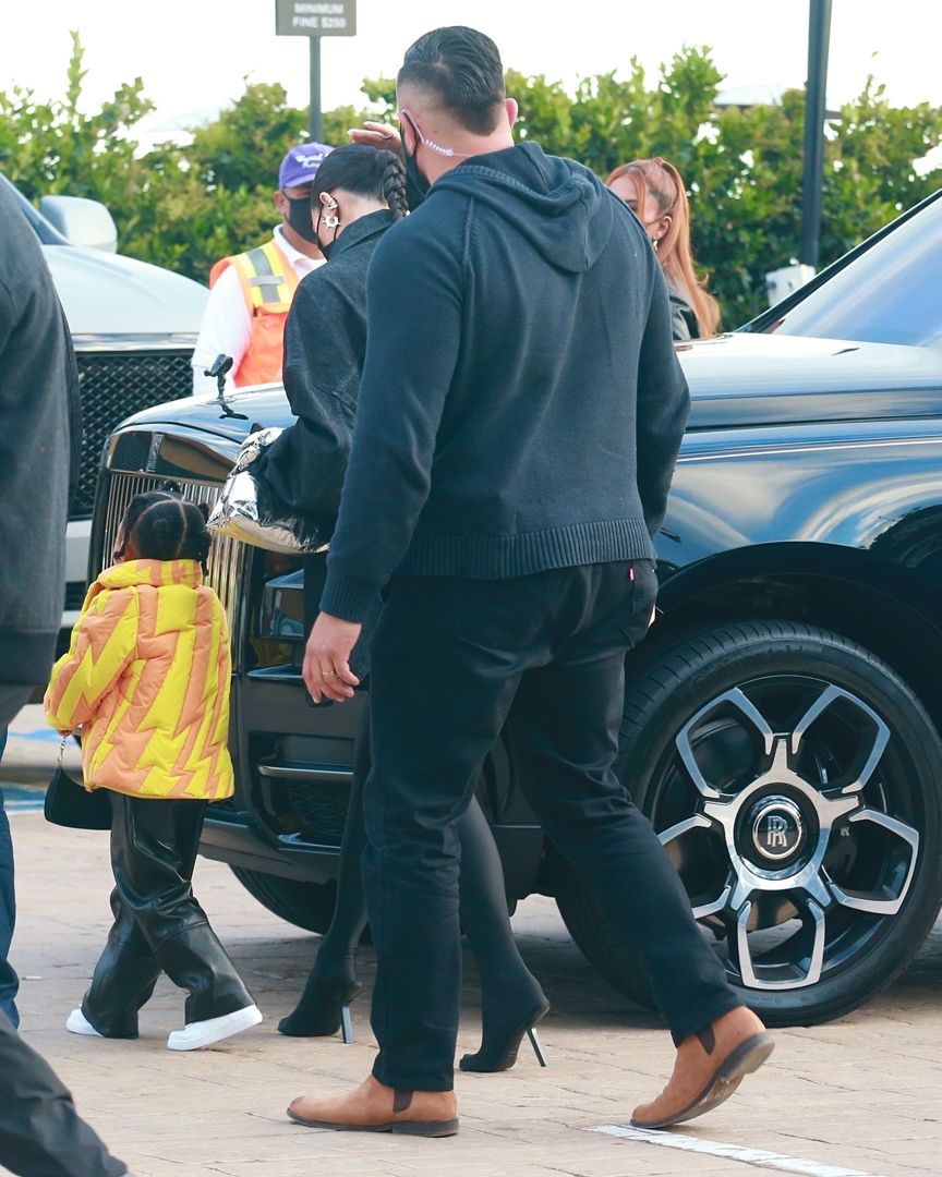 Access_Kardashian_001~0.jpg