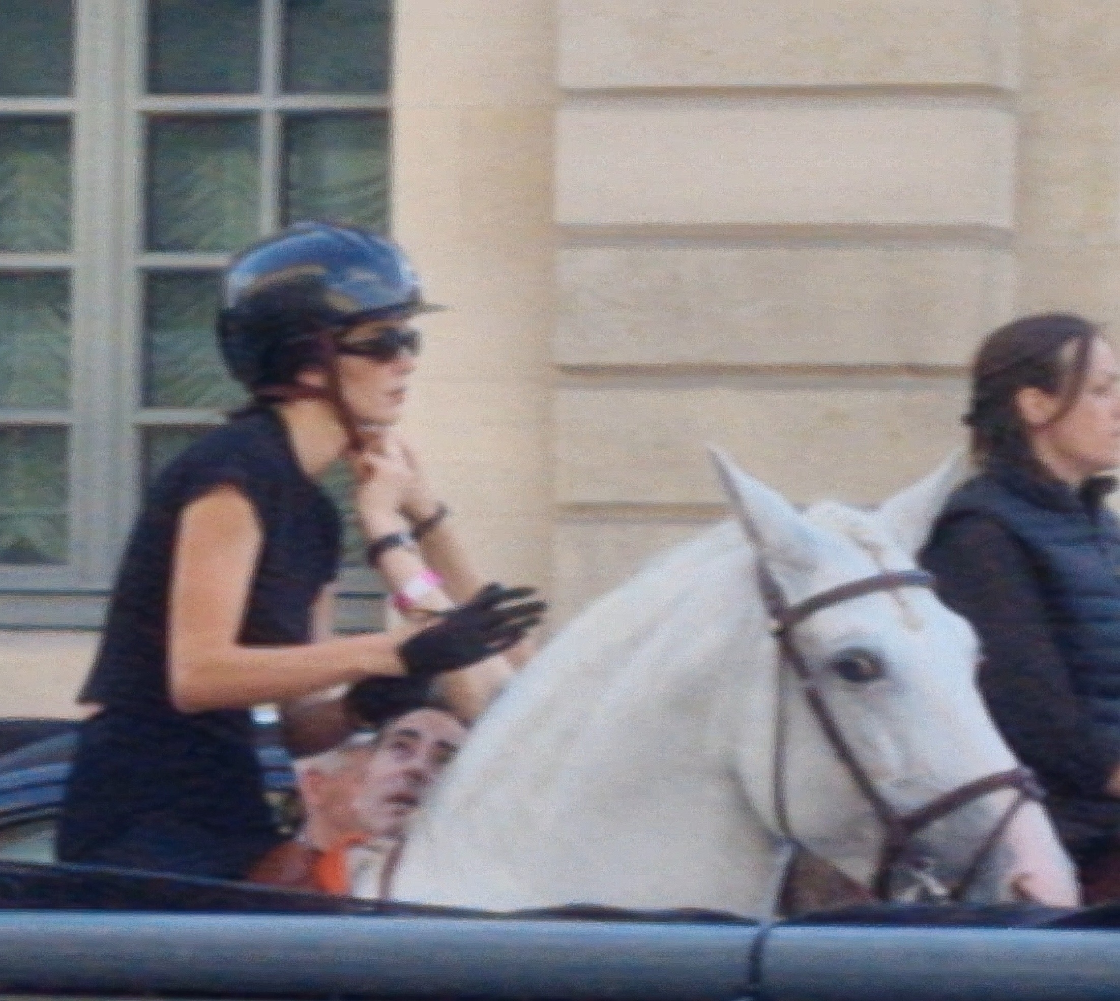 Access_Kardashian_28129~2.jpg