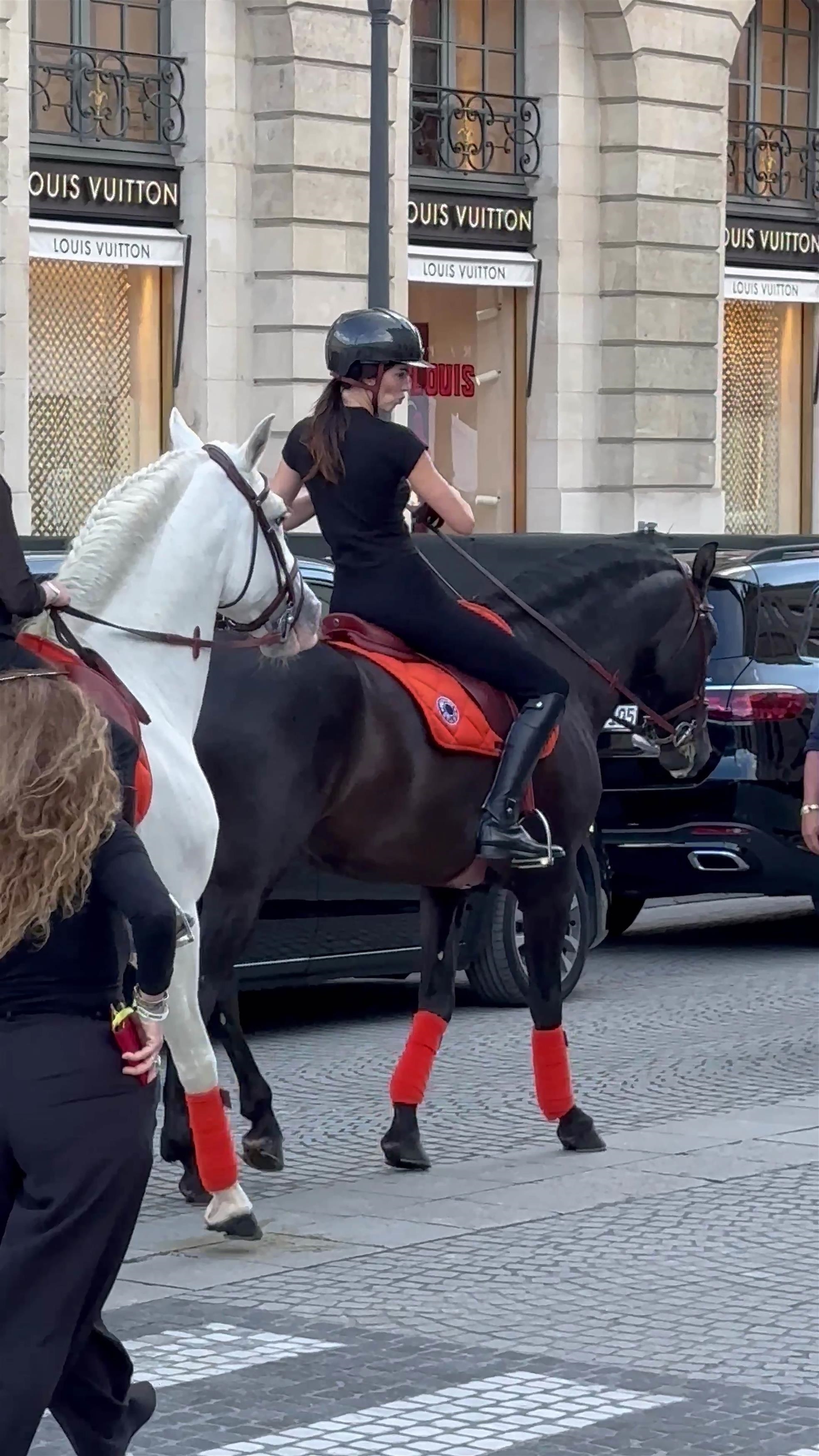 Access_Kardashian_282629~1.jpg